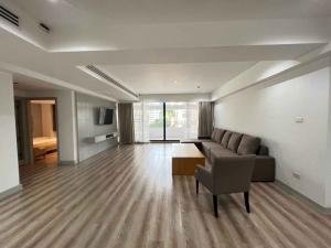 ให้เช่าคอนโดนานา : LTH10843–Condo in Sukhumvit 19 FOR RENT 3 beds 3 baths size 240 Sq.m. Near MRT Sukhumvit Station ONLY 95k/month