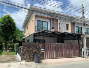 For RentTownhousePattanakan, Srinakarin : 2-storey townhouse with furniture, beautifully decorated, for rent in Srinakarin-Chaloem Phrakiat Rama 9 area, near Big C Food Place, Suan Luang, only 3.5 km.