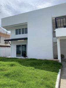 For RentHousePattanakan, Srinakarin : HR1804 Single house for rent, area 112 sq m., Pattanakarn area, not far from Airport Link Hua Mak Station, suitable for living.