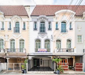 For SaleTownhouseKasetsart, Ratchayothin : For inquiries, call: 092-441-1881 Baan Klang Muang Monte Carlo Ratchavipa, 3-storey townhouse, 22 square wah, 3 bedrooms, 4 bathrooms, parking for 2 cars, near the Red Line BTS, Wat Samian Nari