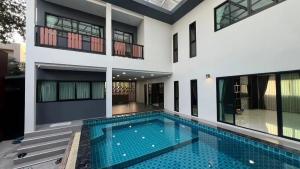 For RentHouseChaengwatana, Muangthong : ♥️🪐 Single house for rent with swimming pool 🪐♥️At Pak Kret