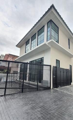 For RentRetailRatchathewi,Phayathai : New two-storey building for rent on Ratchawithi Rd. 7, total area 136 sq m. (8x8.5 m./floor), near BTS Victory Monument and Ratchawithi Rd., near 2 shopping malls, Center One and Century.