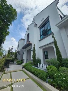 For RentHousePattanakan, Srinakarin : Single house for rent, luxury house, good feng shui, next to a fountain and garden, 5 bedrooms, 5 bathrooms, fully furnished, Nantawan Rama 9-New Krungthepkreetha project, rental price: 850,000 baht / month