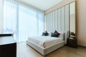 For RentCondoWitthayu, Chidlom, Langsuan, Ploenchit : !! Great price !! Luxury condo for rent at Scope Langsuan, 22nd floor, beautiful view, with hotel-level service!!!