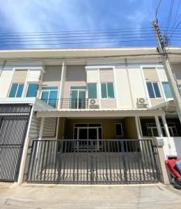 For RentTownhouseSamut Prakan,Samrong : For Rent: 3-Bedroom Townhouse with Large Kitchen, Pet-Friendly, Near Mega Bangna