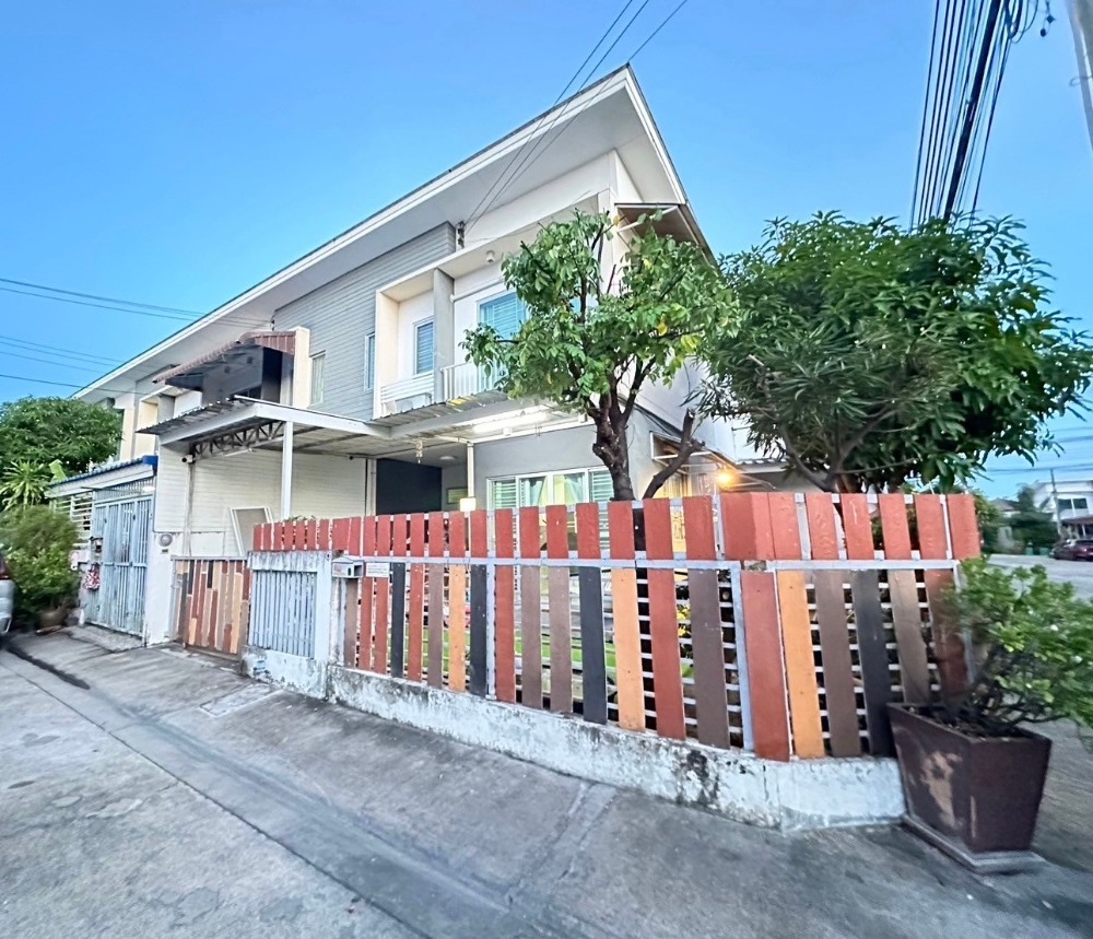 For SaleTownhouseRathburana, Suksawat : For sale: 2-storey townhouse, single-detached house feel, corner unit, fully furnished, ready to move in, owner selling himself (no agents), only 2.99 million