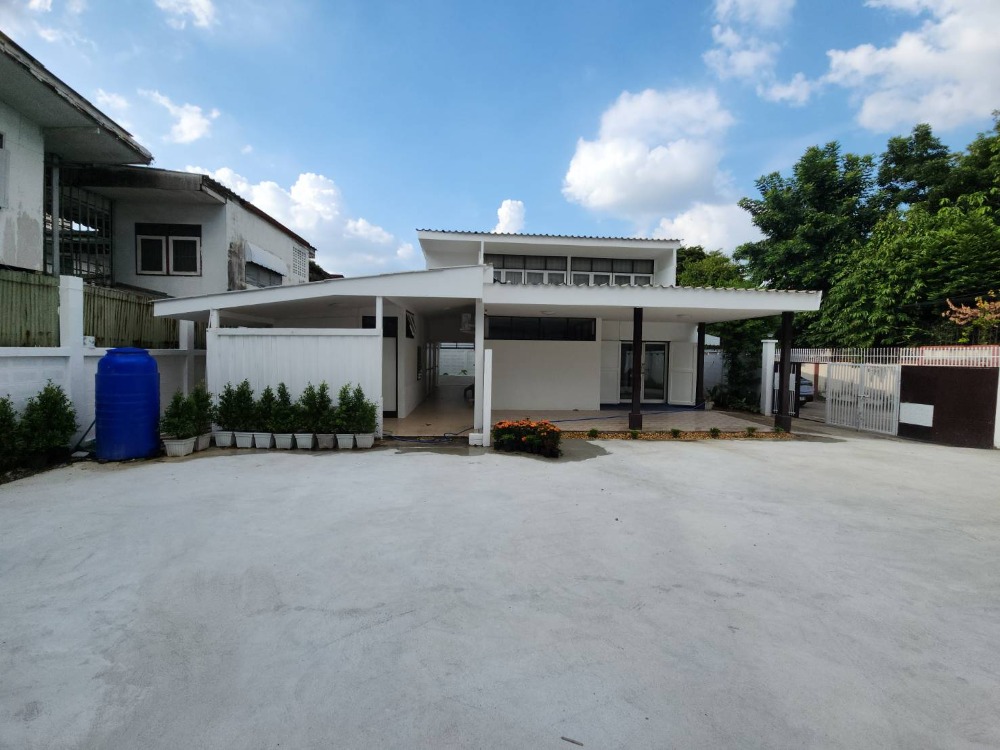 For RentHouseLadprao, Central Ladprao : Single house for rent, Ratchada - Lat Phrao area, near MRT Lat Phrao, only 4 minutes.