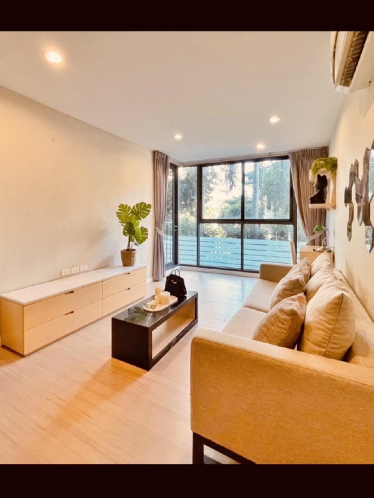 For RentCondoSukhumvit, Asoke, Thonglor : For rent D25 Thonglor, good location, city center, convenient transportation (near BTS Thonglor station and Petchburi Road, convenient for travel), near shopping malls, supermarkets and public parks.