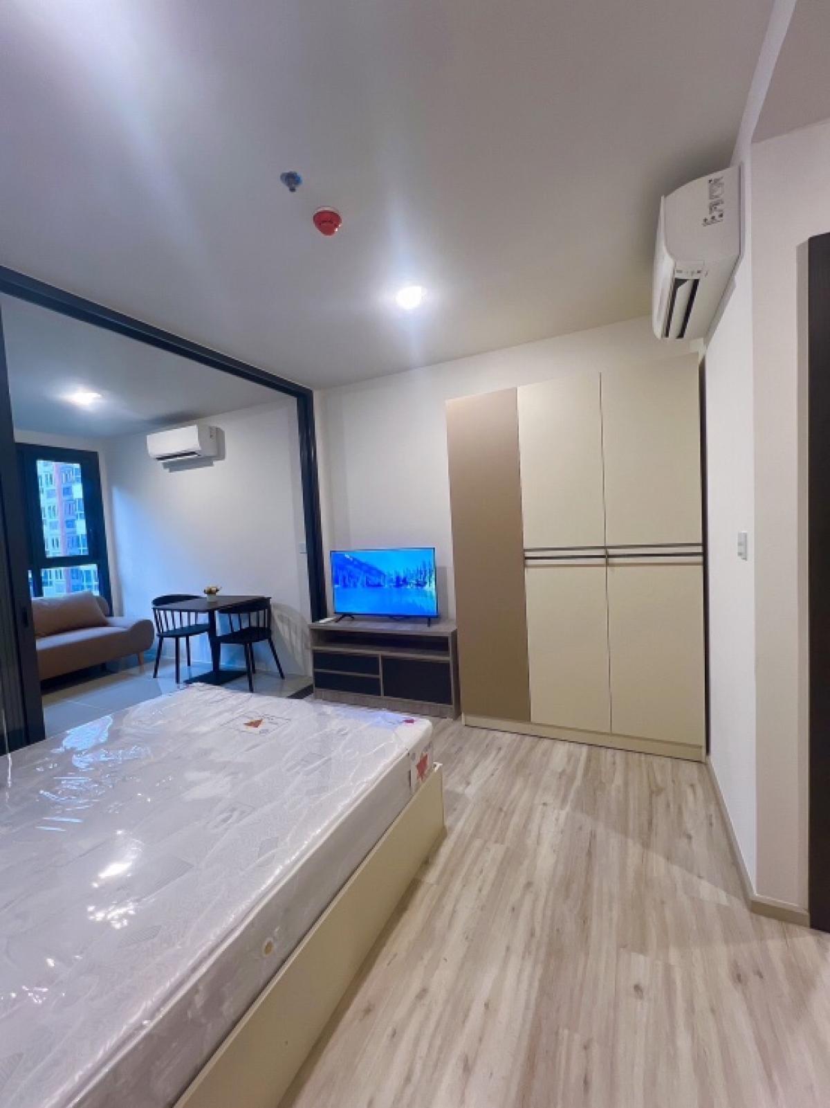 For RentCondoRatchadapisek, Huaikwang, Suttisan : Brand new room, first time rental, owner has never lived there, beautiful location, opposite the room, not clashing with any other room, in front of the room you can walk out to the project garden. Tel. 062-3912496