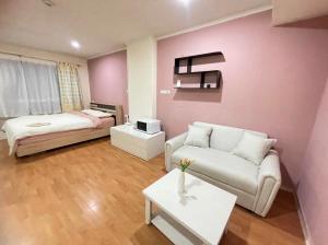 For RentCondoRatchadapisek, Huaikwang, Suttisan : Condo for rent Lumpini Ville Cultural Center MRT Thailand Cultural Center Rental price 12,000 baht/month  1 bedroom, 1 bathroom 30 sq.m. 5th floor  “With furniture and appliances