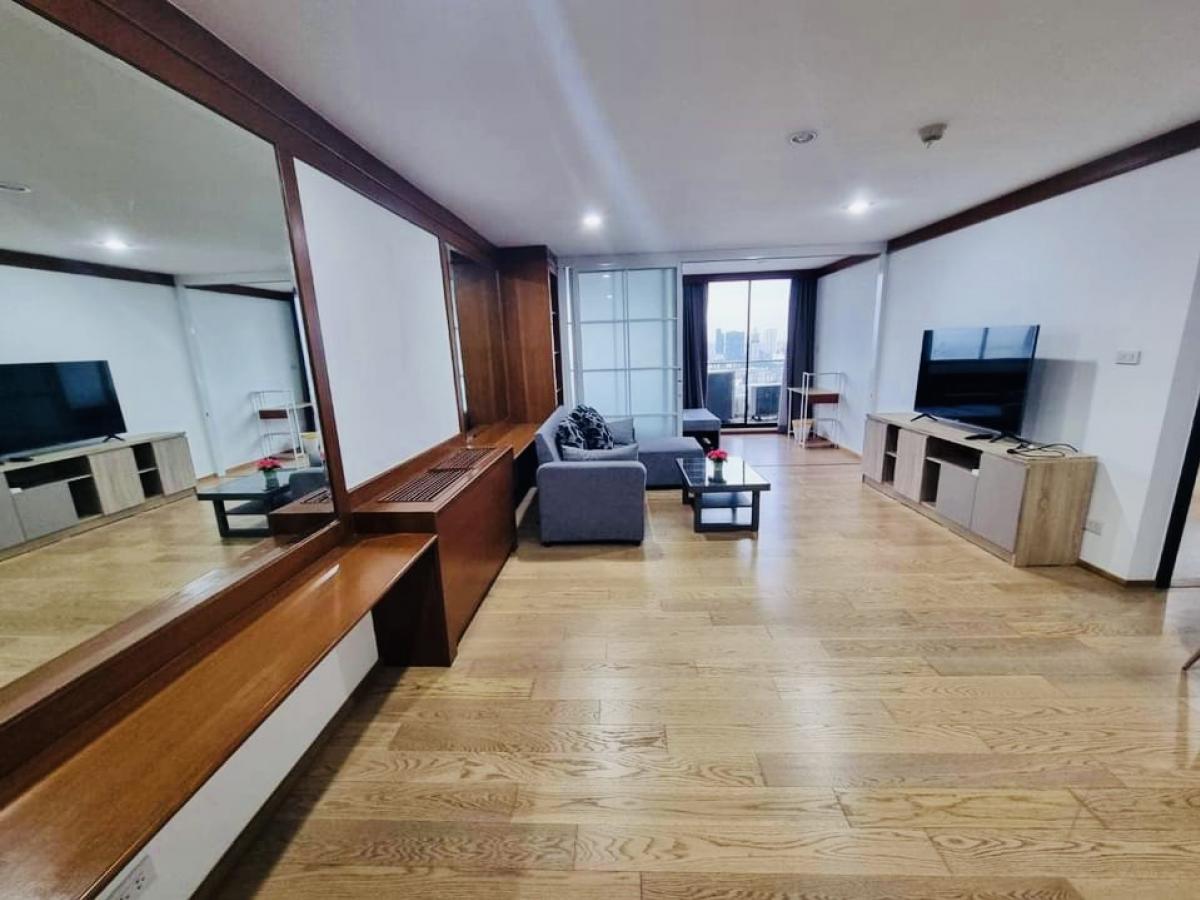 ให้เช่าคอนโดสุขุมวิท อโศก ทองหล่อ : **For Rent: Supalai Place Sukhumvit 39 Condo, 1 Bedroom, 1 Bathroom, 77 sqm, Near BTS Phrom Phong**