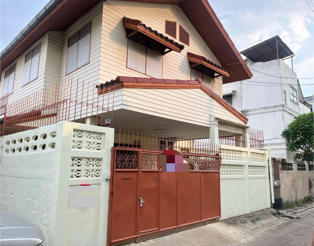 For RentHouseRatchadapisek, Huaikwang, Suttisan : 2-storey detached house for rent, Ratchada 3 Road, near MRT Ratchada 300 meters, air-conditioning, fully furnished, 4 bedrooms, 2 bathrooms, rental price 30,000 baht per month