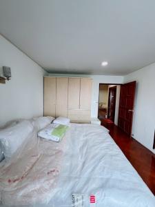 For SaleCondoWitthayu, Chidlom, Langsuan, Ploenchit : For sale! Condo with furniture, Wittayu Complex, city center, 81 sq m. (Wittayu Complex, Pet-friendly)