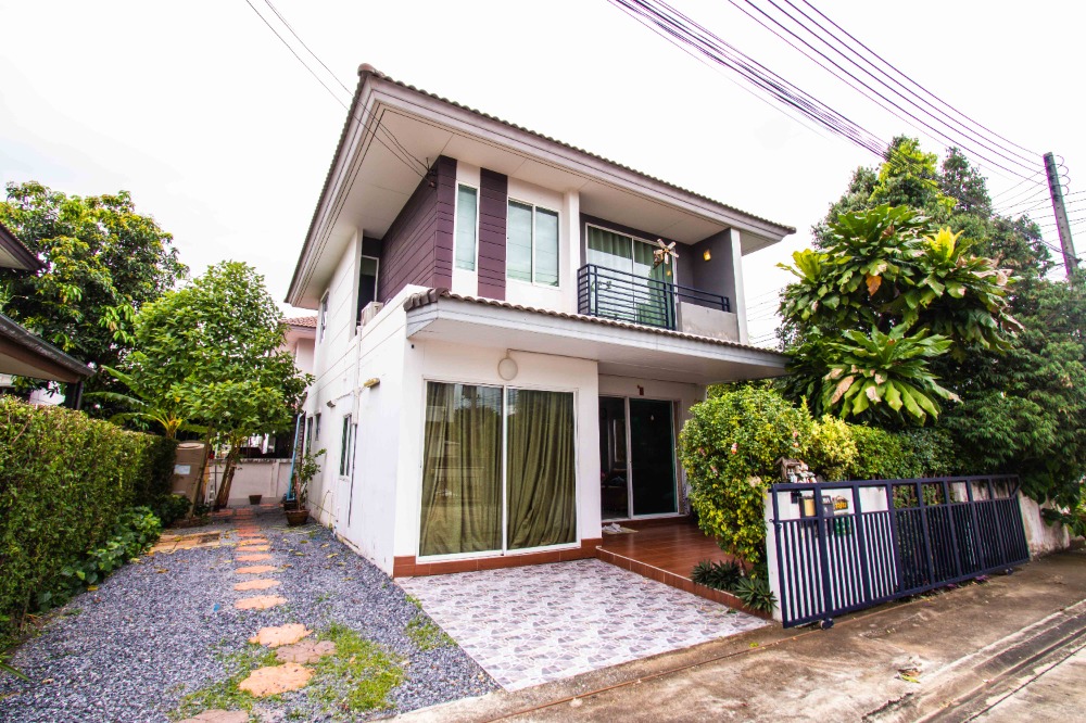 For SaleHousePathum Thani,Rangsit, Thammasat : Dont miss the opportunity to own a corner house, good location, at a very good price! Urgent sale, very cheap!! Corner house, good environment, 58 sq.w., usable area 260 sq.m., The Trust Ville Village, Watcharapol-Hathai Rat, best price!!