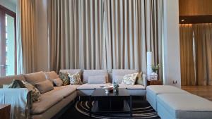 For RentCondoWitthayu, Chidlom, Langsuan, Ploenchit : The Crest Ruamrudee floor : 7Unit size : 265.83 sq.mBedroom : 3Bathroom : 3