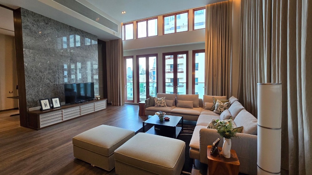 For RentCondoWitthayu, Chidlom, Langsuan, Ploenchit : The Crest Ruamrudee 3 BED 3 BATH 265.83 Sq.m. 7th floor, beautiful room, complete with furniture and appliances.