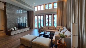 For RentCondoWitthayu, Chidlom, Langsuan, Ploenchit : The crest Ruamrudee (BTS Ploenchit) for rent