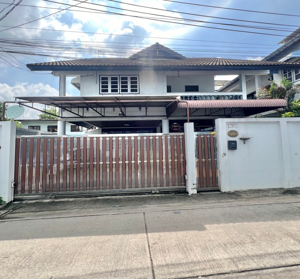 For SaleHouseOnnut, Udomsuk : A 3-story single house for sale in Sukhumvit 81 Alley, accessible from both On Nut 10 and On Nut 12. The house is located just 2 km from BTS On Nut. It's a large house with ample space, covering an area of 54 square wah