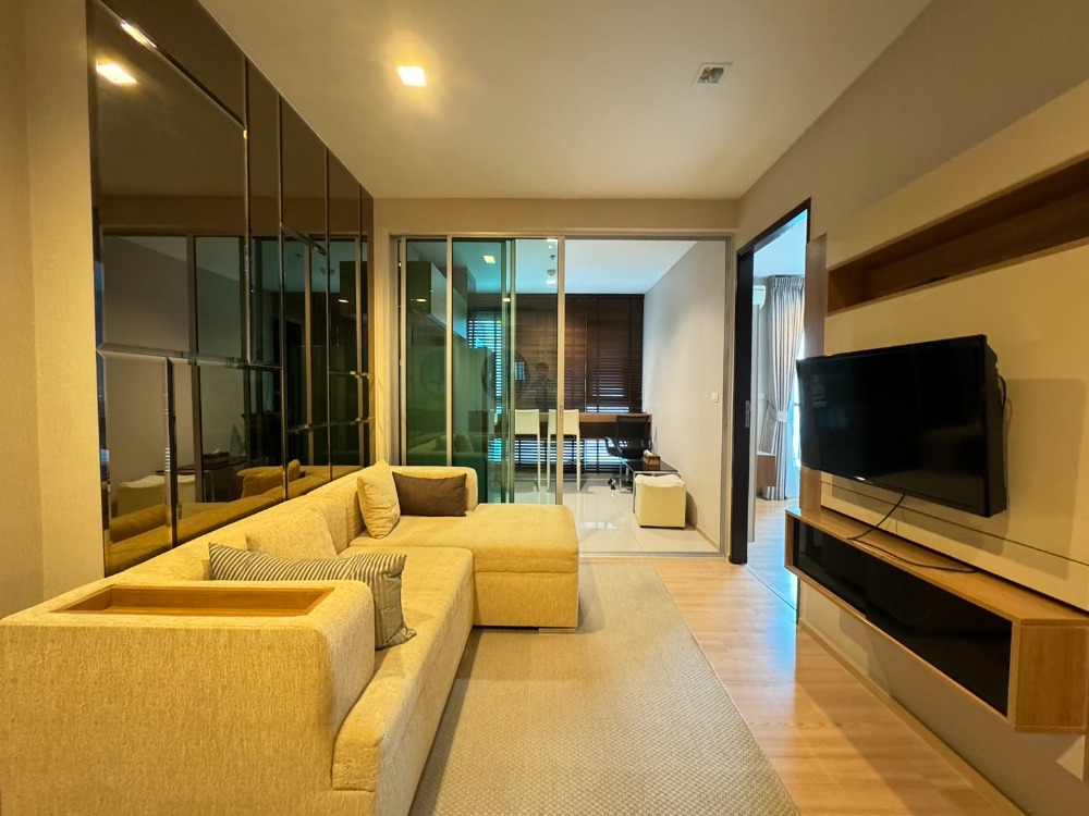 For RentCondoSathorn, Narathiwat : Condo near BTS Saphan Taksin, Rhythm Sathorn, size 45 sq m, River view, 23,000/month