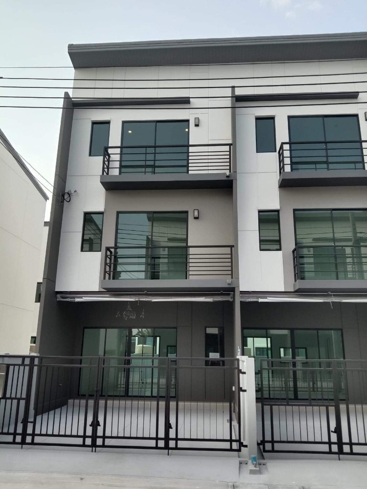 For RentTownhouseRama5, Ratchapruek, Bangkruai : Townhouse for rent, 3 floors, Baan Klang Muang Village, Ratchaphruek-Rama 5, 3-storey townhouse, 3 bedrooms, 3 bathrooms, ready to move in, corner plot, Chao Phraya River view, near the Purple Line, only 10 minutes away.