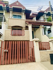 For RentTownhousePattanakan, Srinakarin : RT882 for rent, 4-storey townhouse, Royal Nakarin Villa project, 350 square meters, 4 bedrooms, 4 bathrooms, 7 air conditioners, near the monorail, Seacon Square station