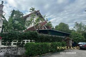 For RentHouseLadprao101, Happy Land, The Mall Bang Kapi : #For rent, 2-storey detached house, newly renovated, 4 bedrooms, 3 bathrooms, Sathien Niwet Village, very good location, located in Soi Lat Phrao 93, through Soi Lat Phrao 101, Soi 19, rental price only 35,000 baht/month #Pets allowed #Company registratio