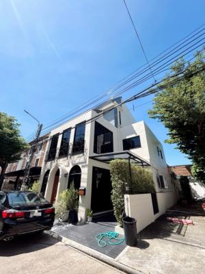 For SaleTownhouseKaset Nawamin,Ladplakao : For sale: Ariya Mova Kaset-Nawamin, newly renovated house, luxury style (corner plot), 3-storey townhouse **complete with beautiful built-in furniture