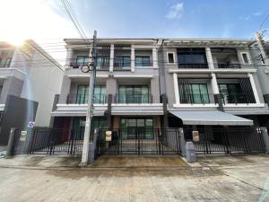 For SaleTownhouseRathburana, Suksawat : Owner sells 3-storey townhouse, Baan Klang Muang Suk Sawat Village, 3 bedrooms, 3 bathrooms, near both Chalerm Maha Nakhon Expressway and the Purple Line, Phra Pradaeng Station.