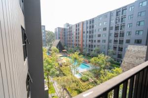 For SaleCondoChiang Mai : Condo for sale, Escent Ville Condo, swimming pool view.