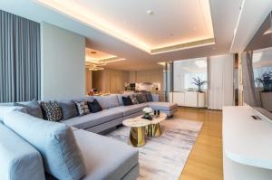 For RentCondoWitthayu, Chidlom, Langsuan, Ploenchit : 👑 Baan Sindhorn 👑 Luxury room for rent, 2 bedrooms, 2 bathrooms, 161 sq m., 7th floor, high ceiling, well decorated, ready to move in.