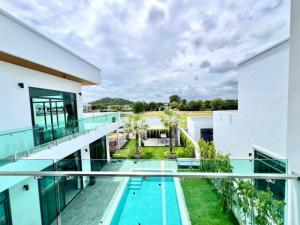 For SaleHousePattaya, Bangsaen, Chonburi : For sale: Pool villa, Tung Klom-Talaman, 2-storey house, 4 bedrooms, 5 bathrooms, area 300 square meters.