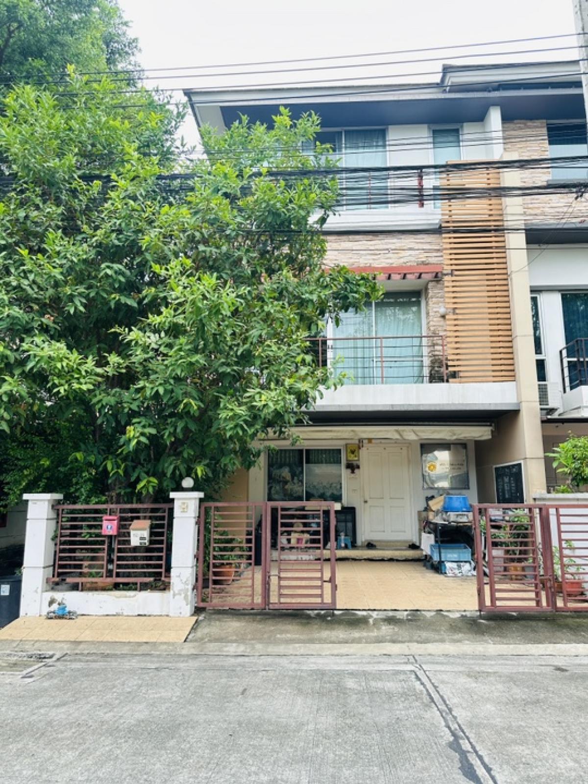 For SaleTownhousePattanakan, Srinakarin : For sale: 3-storey townhouse, corner unit, on the main road, Plus City Park Srinakarin-Suan Luang, Chaloem Phrakiat Road, Rama 9, Nong Bon Subdistrict, Prawet District, Bangkok