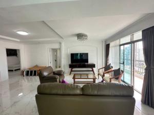 For RentCondoSukhumvit, Asoke, Thonglor : Condo for rent Royal Castle 140 sqm near Royal Castle