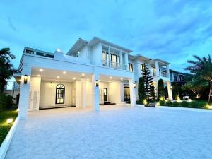 For RentHouseSamut Prakan,Samrong : For rent ❗️ House priced at 50+ million Perfect Masterpieces has a pool villa room. Rent price 365,000/month, usable area 720 sq m.