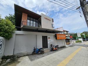 For RentHouseRamkhamhaeng, Hua Mak : 🎉For rent: Office, restaurant, cafe, studio🎉 Village Town in Town, Soi 1, Soi Lat Phrao 94 (Panchamit), Plab Phla, Wang Thonglang, Bangkok Area 82.4 sq m. Loft wall, upper floor is an open room with a balcony, air conditioner, upper floor, 3 bathrooms, up