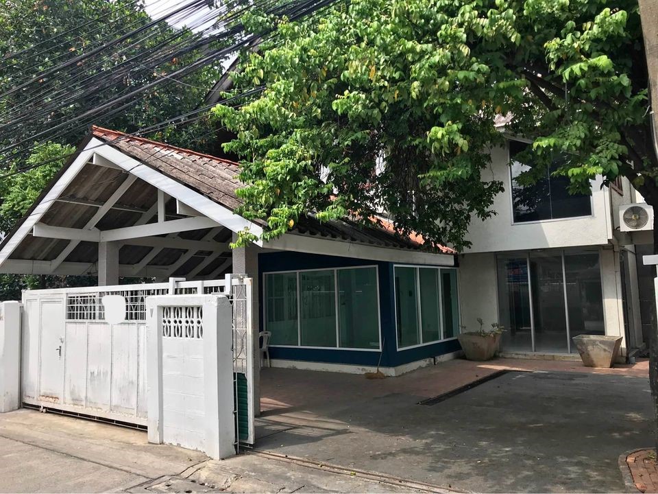 For RentHouseChokchai 4, Ladprao 71, Ladprao 48, : House at Soi Lat Phrao 34, can be used as an office, pets allowed with 5 rooms.