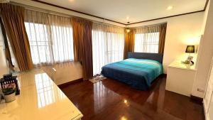 ให้เช่าคอนโดสุขุมวิท อโศก ทองหล่อ : 🔥Rent🔥Spacious Room at Saranjai Mansion