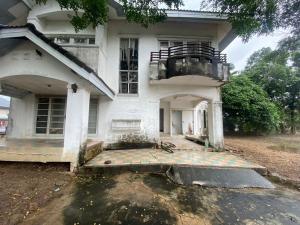 For SaleHouseMin Buri, Romklao : House for sale, back side is next to water, Flora Ville Park City Village, Suwinthawong 38, good atmosphere, quiet (corner house), area 146 sq m, 3 bedrooms, 3 bathrooms, 1 multipurpose room, 1 hall, 1 living room, 1 kitchen, price 5,500,000. Call 093-028