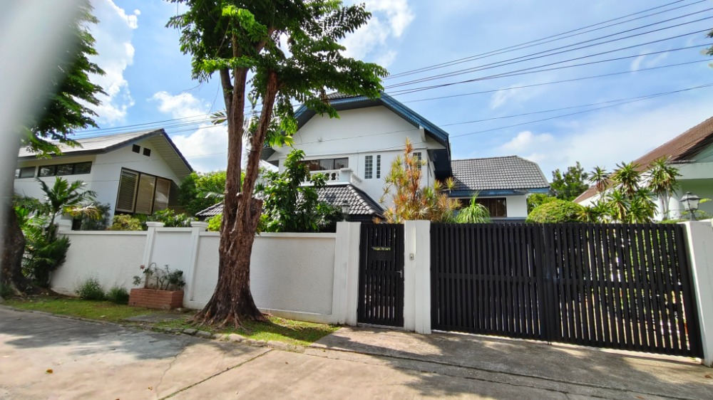 For SaleHousePattanakan, Srinakarin : For sale: 2 single houses in the same fence, on a 200 square wah area, Eua Suk Village, Phatthanakan 56, beautiful, premium materials, prime location, great value