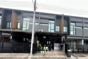 For SaleTownhousePattanakan, Srinakarin : Townhouse for sale, price lower than market price, free transfer, very beautiful, new location, Krungthep Kreetha, near Ramkhamhaeng, Rama 9