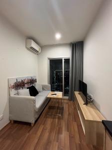 For RentCondoRatchadapisek, Huaikwang, Suttisan : MRT Thailand Cultural Center 300 m. Price 16,500 Baht Condo Noble Revolve Ratchada 2 ( Rental )