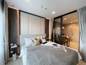 For RentCondoWitthayu, Chidlom, Langsuan, Ploenchit : Life One Wireless 1 bedroom, 1 small dressing room, 35 sq m., 32nd floor, Central Embassy view