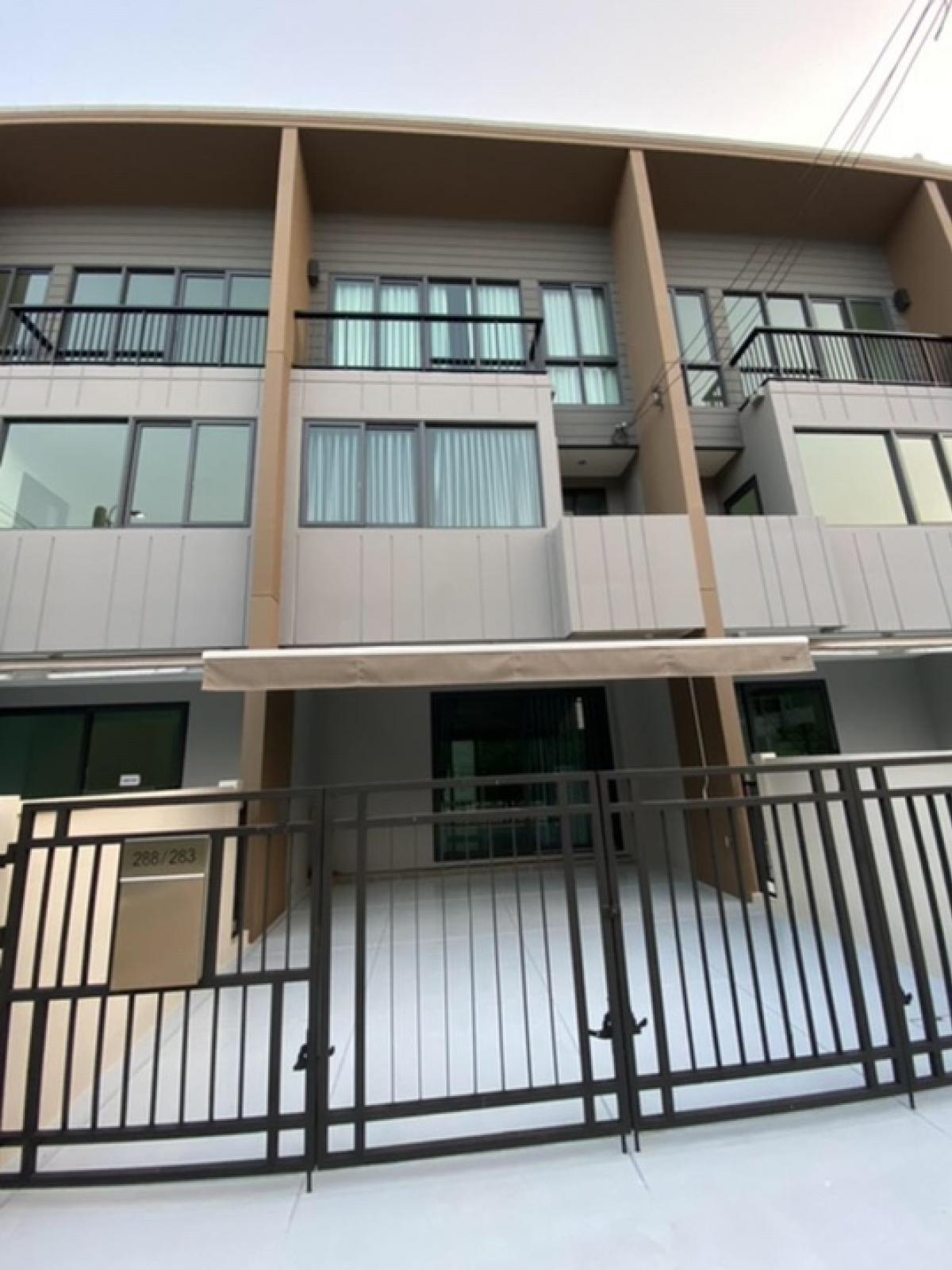 For RentTownhouseRathburana, Suksawat : For rent, Baan Klang Muang, The Edition, Sathorn, Suk Sawat, area 17.50 sq m, 3-storey house, usable area 142 sq m, 3 bedrooms, 3 bathrooms, 2 parking spaces