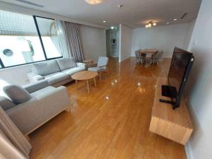 For RentCondoWitthayu, Chidlom, Langsuan, Ploenchit : LTH10898–Apartment in Lumphini FOR RENT 3 beds 3 baths size 147 Sq.m. Near MRT Lumphini Station ONLY 70k/month