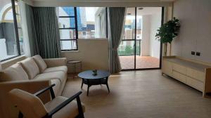 For RentCondoWitthayu, Chidlom, Langsuan, Ploenchit : LTH10899–Apartment in Lumphini FOR RENT 3 beds 3 baths size 151 Sq.m. Near MRT Lumphini Station ONLY 81k/month