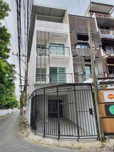 For RentTownhouseSukhumvit, Asoke, Thonglor : HR1839 4-storey townhouse, corner house, Sukhumvit 65, near BTS Ekkamai, suitable for an office or residence.