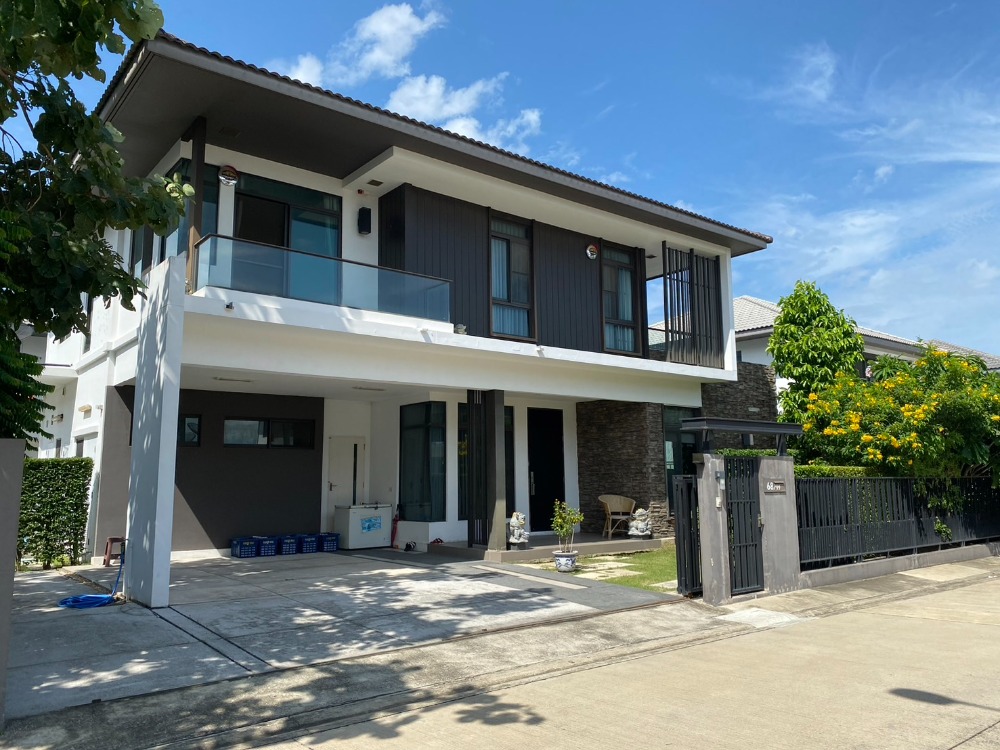 For SaleHouseBangna, Bearing, Lasalle : House for sale, Manthana Village, Bangna, Km.7, near Mega Bangna, 80.8 sq.w., 15.5 million Transfer fee, half each, sell with tenants, 70,000 baht per month until Jan. 68