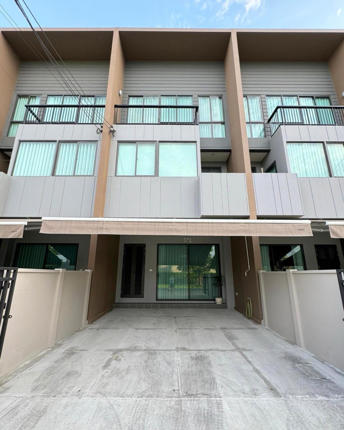 For RentTownhouseMin Buri, Romklao : New townhouse for rent, 3 floors, 20 sq m, located on Rama 9 - Krungthep Kreetha, near The Nine shopping mall.