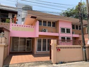 For RentHouseLadprao, Central Ladprao : For rent, 2-storey detached house, next to MRT Ha Yaek Lat Phrao, 5 air conditioners, no furniture, 5 bedrooms, 2 bathrooms, rent price 42,000 baht per month [can register a company]