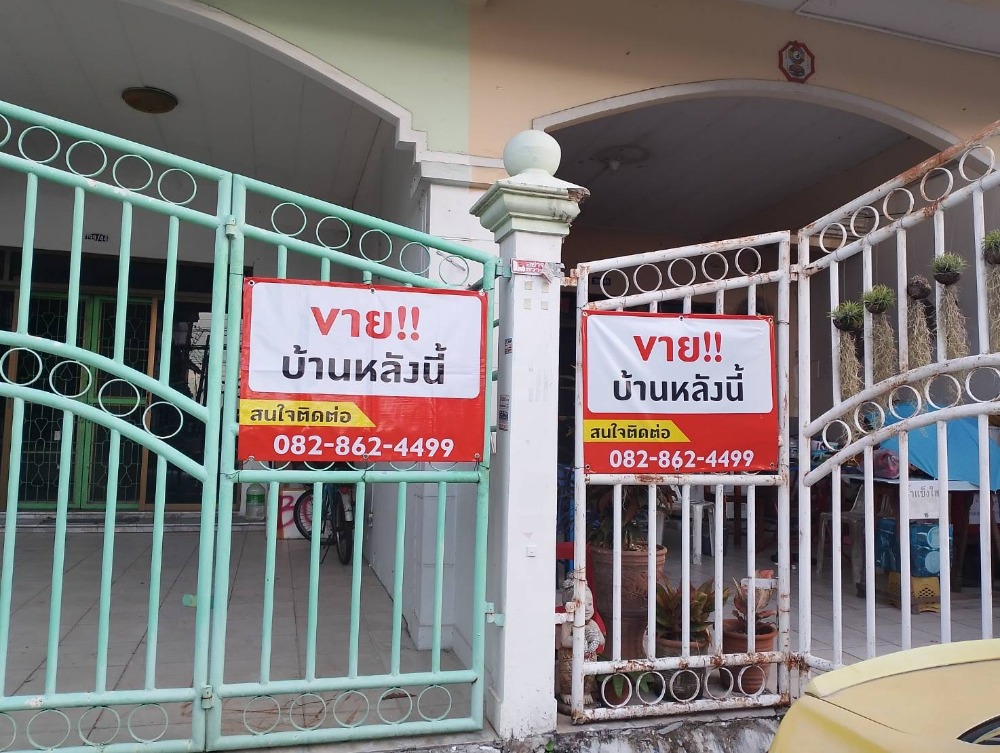 For SaleTownhouseMin Buri, Romklao : For sale: 2-storey townhouse, 2 houses next to each other, Baan Rungkit Villa 7, Soi Rom Klao 42, village next to Sarasas Witaed Rom Klao School, can be sold separately (owner sells himself)